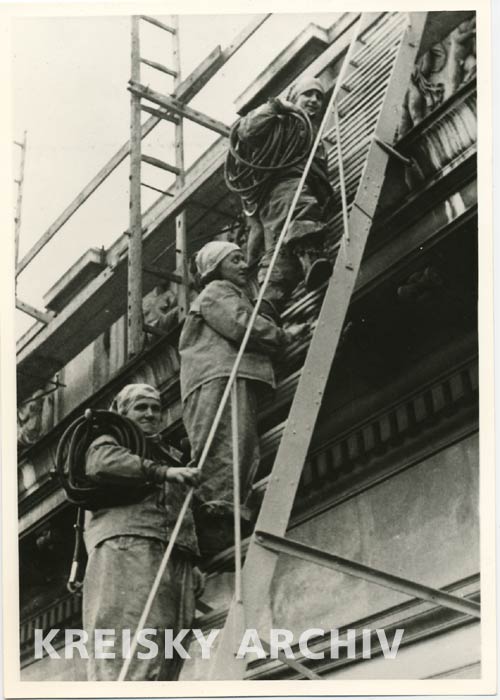 Drei Frauen bei Aufbauarbeiten 1945