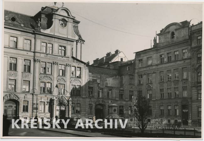 Zerstörung kommunaler Einrichtungen: das Amtshaus für den VIII. Bezirk 1945 