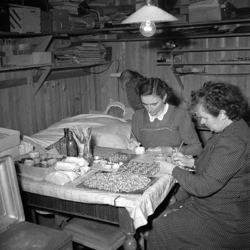 Flüchtlingsfamilie aus Gablonz bei der Heimarbeit nahe Linz, United States Information Service, ca. 1952.