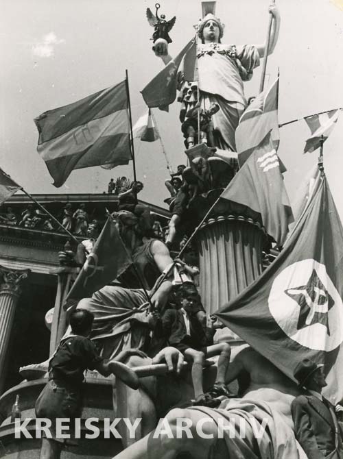 Jugendliche 1945 vor dem Parlament