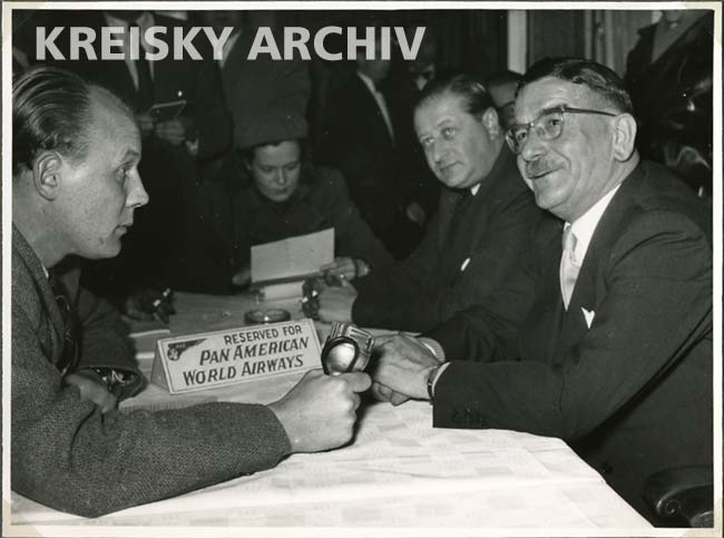 Leopold Figl und Bruno Kreisky auf einer Pressekonferenz in Berlin 1954
