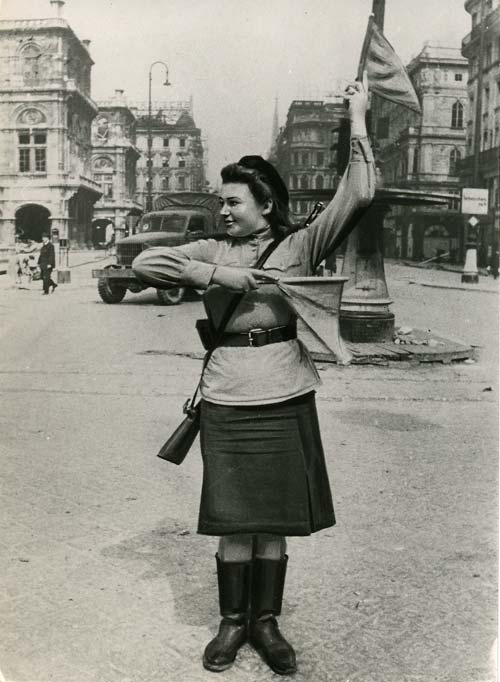 Eine Sowjetsoldatin regelt den Verkehr an der Opernkreuzung, 1945
