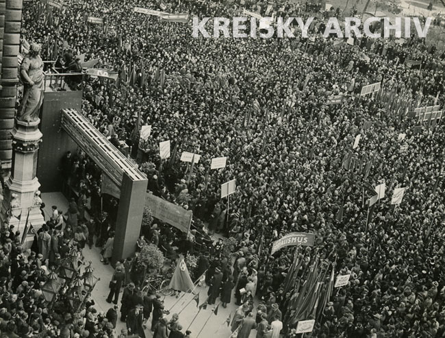 Versammlung am Rathausplatz anlässlich des Frauentages, 30. März 1947