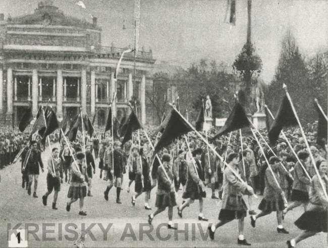 Aufmarsch der Roten Falken am Rathausplatz am 1. Mai 1929