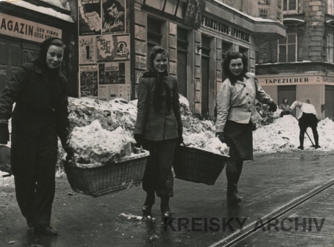 Mitglieder der SJ beim freiwilligen Schneeräumen 1946