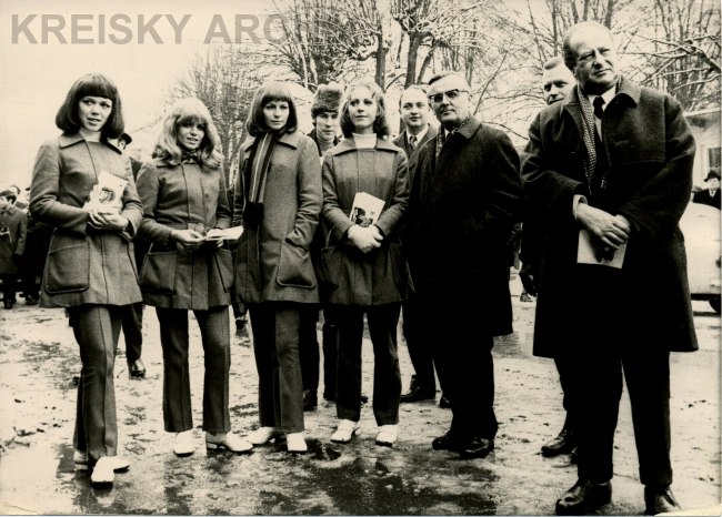 Bruno Kreisky mit eine Gruppe "Trachtenmädchen", die ihn in Oberwart bei seiner Wahlkampfreise im Februar 1970 empfangen haben.
