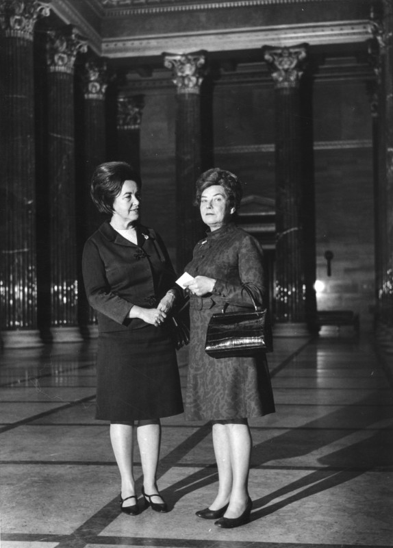 Ministerin Hertha Firnberg und Staatssekretärin Gertrude Wondrack im Parlament, 1970. 