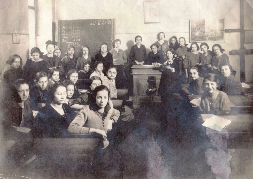 Schulklasse des Mädchengymnasiums in der Rahlgasse, 1927. 