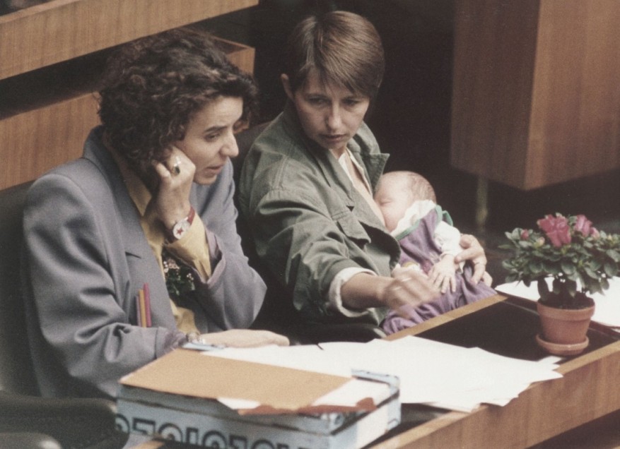 Christine Heindl mit ihrem Sohn bei einer Sitzung des Nationalrats, 1990.