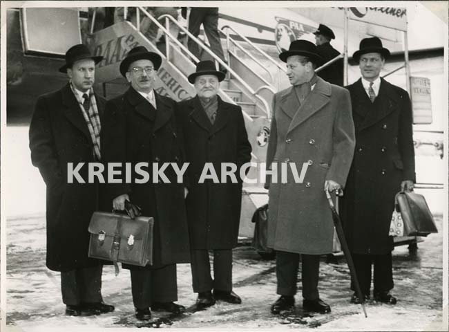 Mitglieder der österreichischen Delegation bei ihrer Ankunft in Berlin 1954: Leopold Figl und sein Sekretär (links), Bruno Kreisky, Gordian Gudenus (rechts)