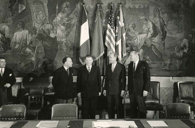 Die letzte Sitzung des Alliierten Rates am 27.7.1955 – mit diesem Tag tritt die Souveränität Österreichs in Kraft. Hochkommissare Seydoux, Iljitschow, Penfield, Wallinger