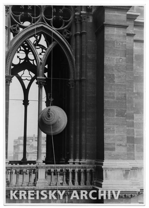 Anlässlich des "Befreiungstages" 1954 werden die Rathausglocken wieder aufgezogen.