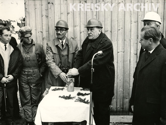 Bürgermeister Marek bei Sprengarbeiten beim Bau der Wasserleitung „Siebenquell“. Karlsgraben 1965