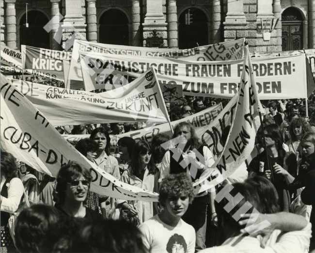 Foto: "Friedensbewegung" Friedensdemonstration auf dem Wiener Rathausplatz 1981
