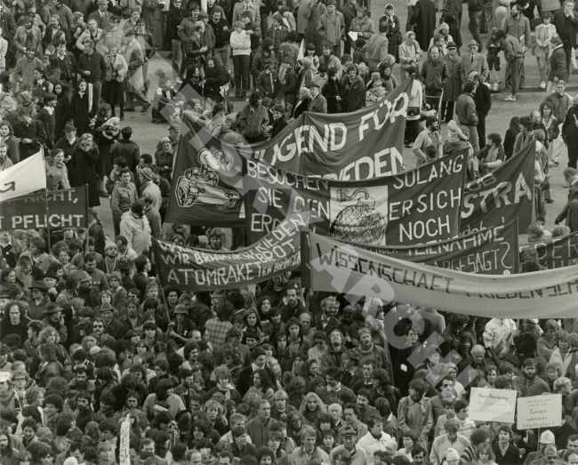 Friedensdemonstration auf dem Wiener Rathausplatz am 22. 10. 1983