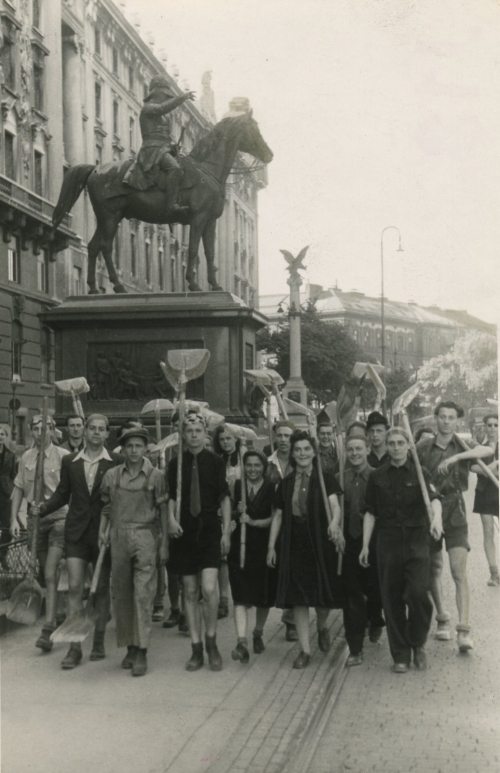 SJ-Delegation auf dem Weg zum Schutt räumen im Mai 1946