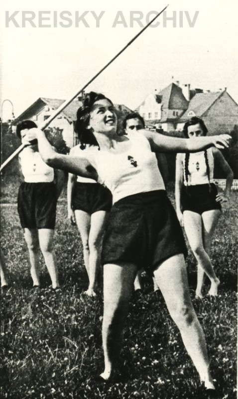 BDM-Maid beim Reichssportwettkampf in Nürnberg 1939