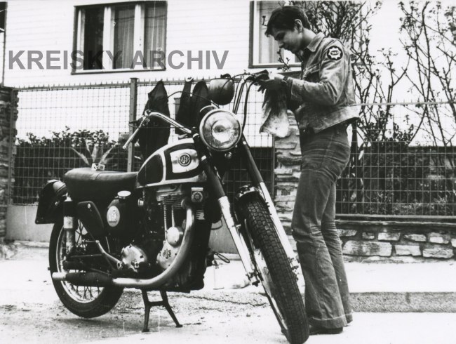 Jugendlicher mit Motorrad in den 1970er-Jahren