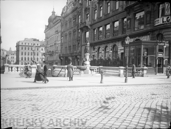 Aufnahme der Mariahilferstraße 1919. Rechts neben dem Gänsemädchenbrunnen der Eingang in das Künstlercafé Casa Piccola. Heute ist an dieser Stelle ein Schuhgeschäft. 