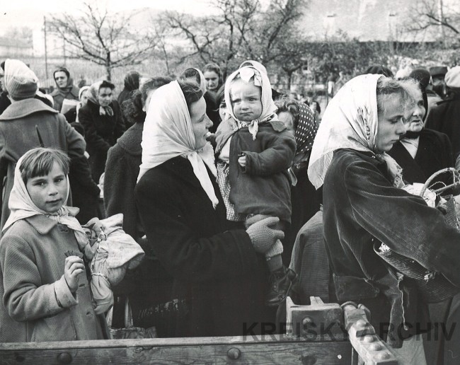 Weitertransport ungarischer Flüchtlingsfamilien im November 1956.