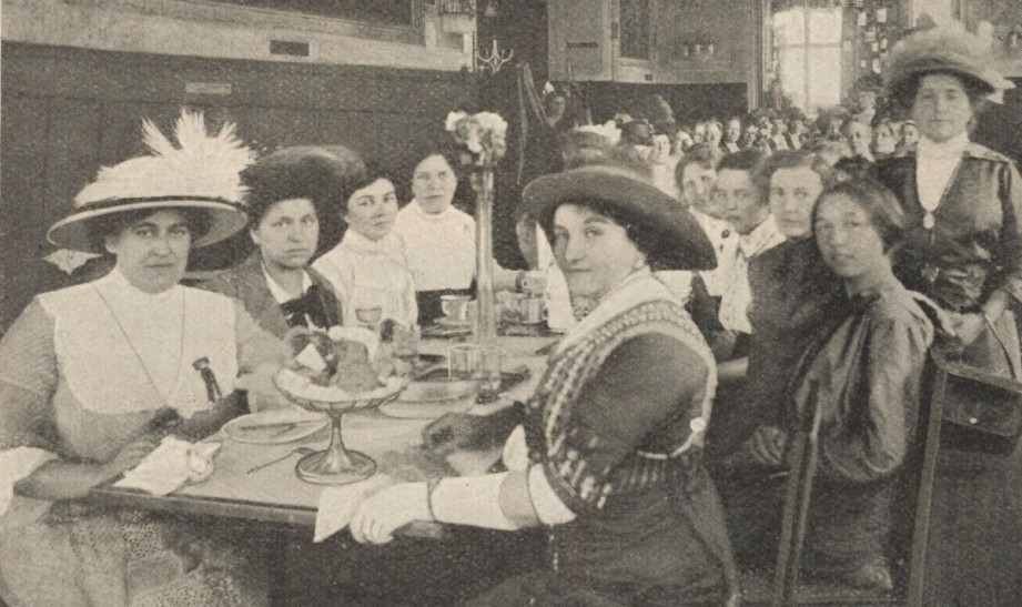 Teilnehmerinnen der Internationalen Frauenstimmrechtskonferenz in Wien beim Frühstück im Café Prückel, Juni 1913. 
