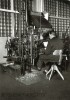 Linotype-Setzmaschine der „Vorwärts“-Druckerei 1930er Jahre. Die vom Setzer getippten Buchstaben fielen aus einem Magazin in eine metallene Gussform (Matritze). Die Technik wurde in den 1970er Jahren durch den Fotosatz verdrängt.