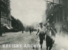 Juli 1927: Berittene Polizei geht auf der Auerspergstraße gegen Demonstranten vor.