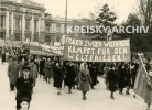 Demonstrationszug am Rathausplatz anlässlich des Frauentages, 11. April 1948