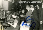 Signiertes Foto vom Besuch in den Wiener Schwachstromwerken 1968