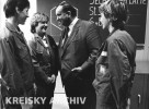 Bundeskanzler Sinowatz mit Lehrlingen der Firma General Motors Austria, Wien-Aspern um 1983