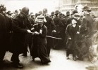 Eine englische Suffragette im Kampf mit einem Polizisten, London, 18.11.1910.