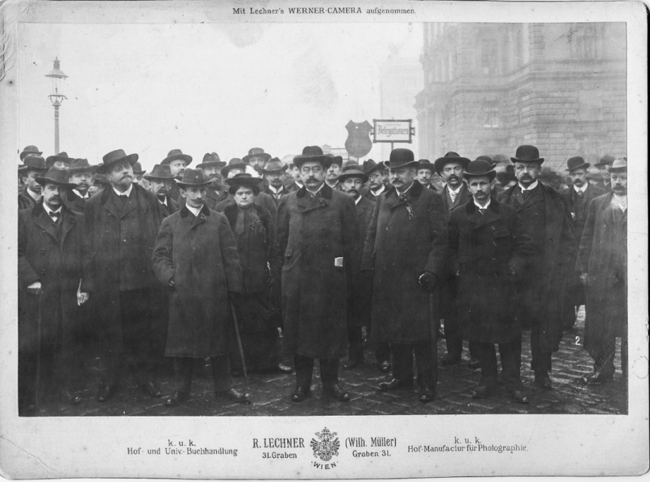 Wahlrechtsdemonstration in Wien, 5.11.1905. In der zweiten Reihe: Adelheid Popp.
