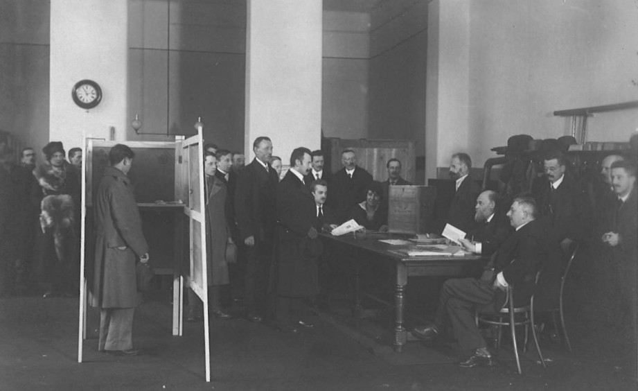 Frauen und Männer in einem Wiener Wahllokal am 16.2.1919.